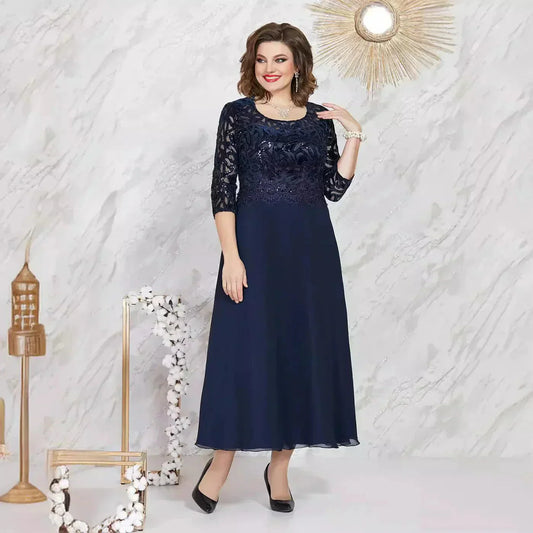 Елегантна дантелена рокля в голям размер