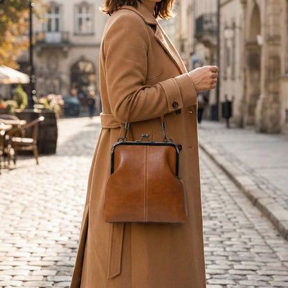 Дамска чанта с каишка за носене през рамо и горна дръжка